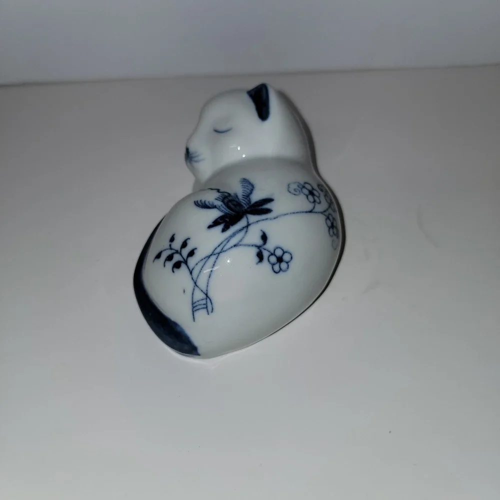 VTG Cozy Sleeping Cat Figurine Blue White Floral 5